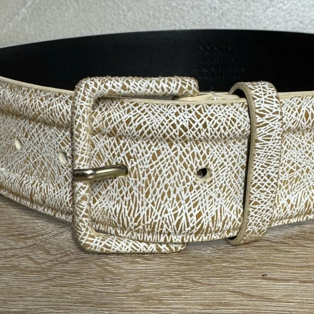 WCM New York White/Tan Structured Embossed Wide Leather Belt and Buckle SizeS